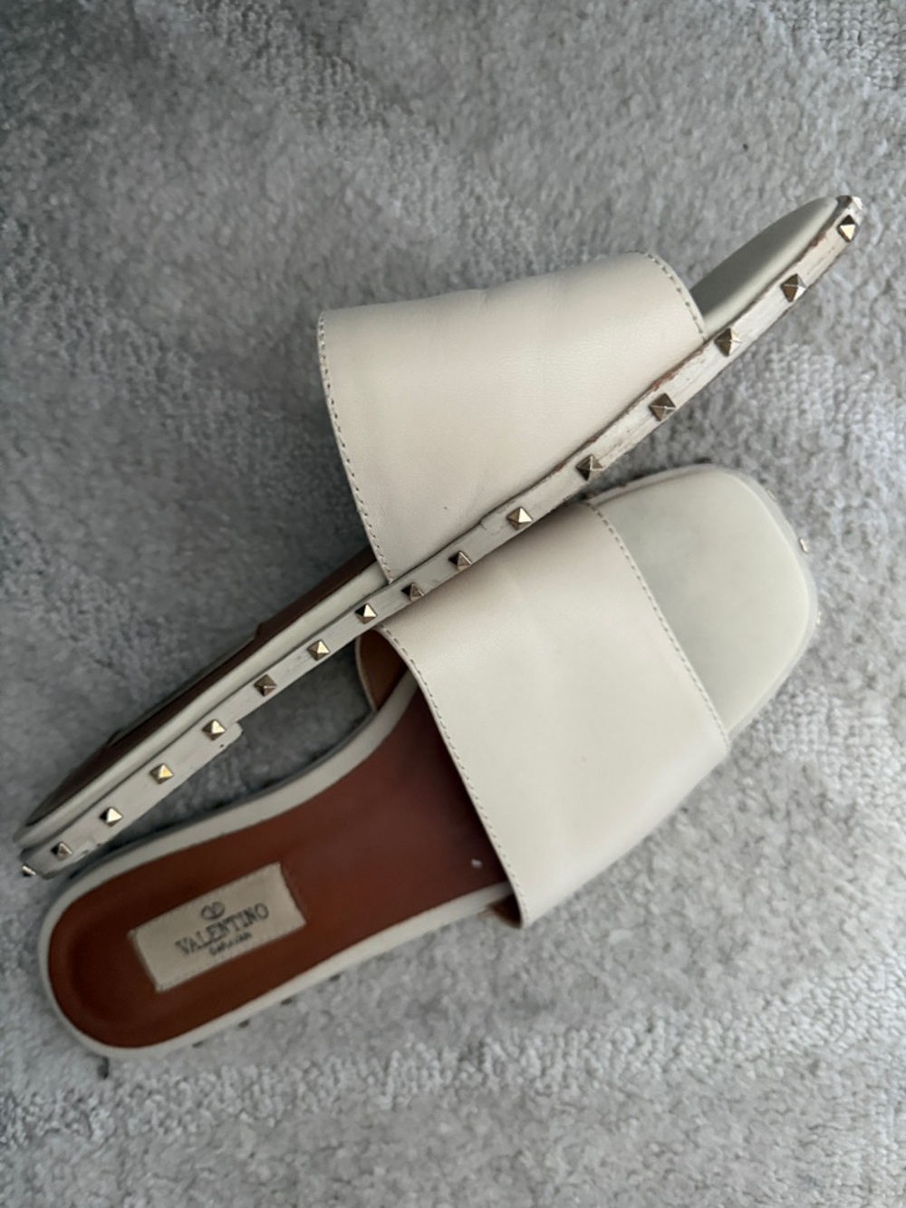Valentino Rockstud Accents Leather Slides
Women's Size: 7.5 | IT 39 - Picture 6 of 7